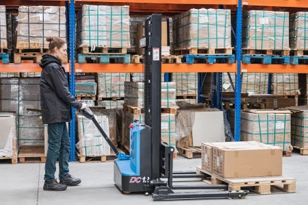 Transpalet electric cu catarg ES1225 DM, cu picioare si furci reglabile